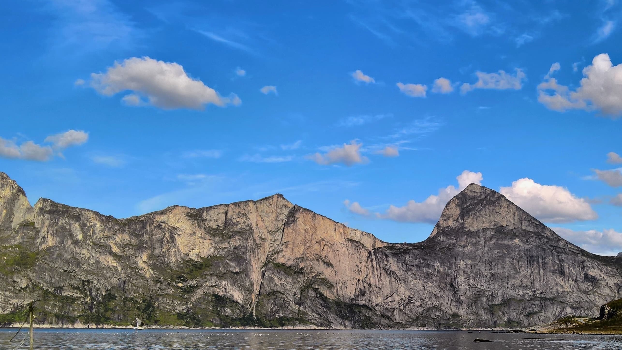 Kabler koblet til servere – illustrerer app-integrasjon